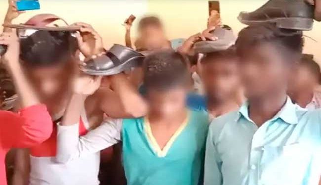 بہار:پنچایت نے نوجوانوں کے سر جوتا رکھوایا،گاؤں سے نکالا