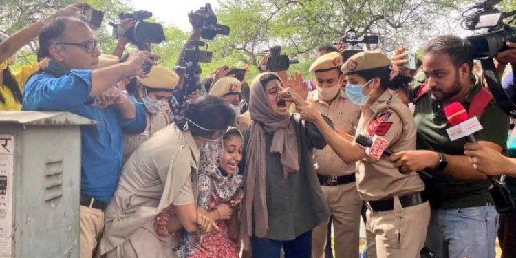 بلڈوزر: جے این یو کے طلبہ کو یوپی بھون جانے سے روکا، متعدد طلبہ گرفتار