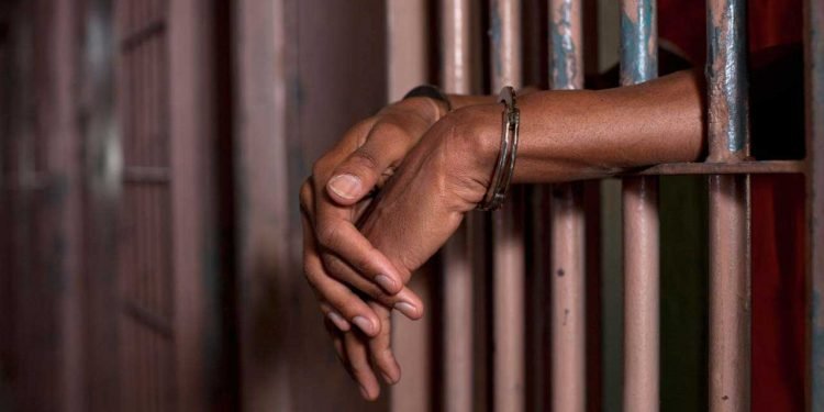 بریلی تھانے میں مسلم نوجوان کو بجلی کے جھٹکے دیے، مقعد میں چھڑی ڈالی،5پولیس اہلکاروں پر مقدمہ