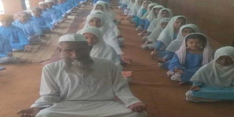 یوگی سرکار نے یوپی کے مدرسوں میں کرایا ’یوگا‘