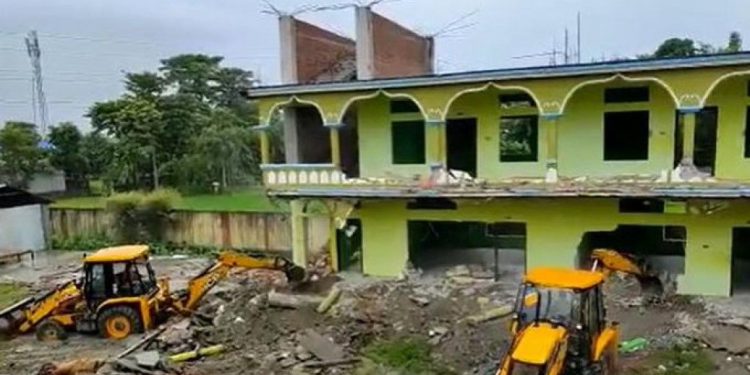 آسام میں ایک اور مدرسے پر چلا بلڈوزر،اجمل سپریم کورٹ جاییں گے
