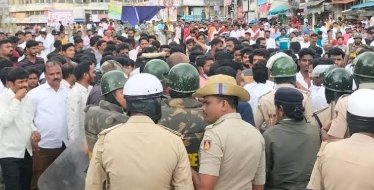 شموگہ میں ساورکر کے پوسٹر پر کشیدگی ،تعلیمی ادارے بند،چاقو بازی 4گرفتار