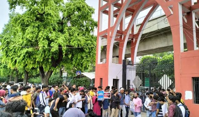 جامعہ ملیہ اسلامیہ میں سیمینار "مودی @ 20” کے خلاف طلباء کا سخت احتجاج