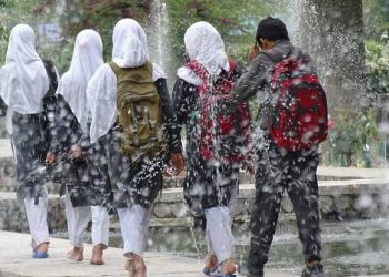 حجاب پرپابندی:  "یہ کمیونٹی کو حاشیے پر دھکیلنے کا پیٹرن ہے”