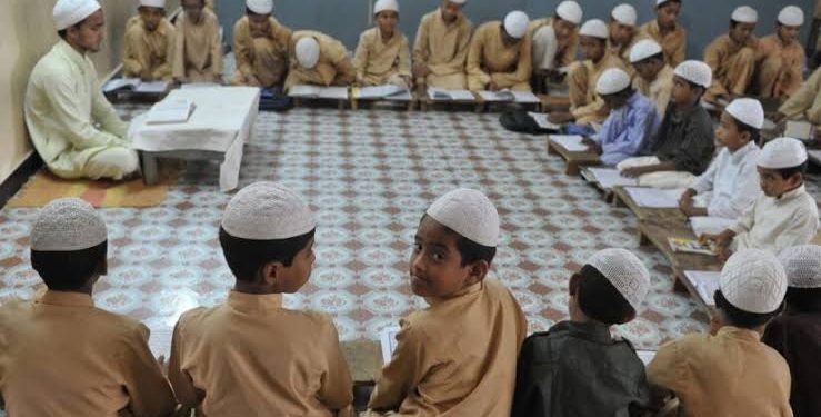 عصری تعلیم کے نام پر مدارس کا اولین مقصد فوت نہ ہو۔