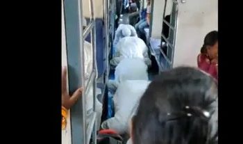کشی نگر:ٹرین میں نماز پڑھنے کا ویڈیو وائرل ،ریلوے نے جانچ شروع کی