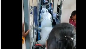 کشی نگر:ٹرین میں نماز پڑھنے کا ویڈیو وائرل ،ریلوے نے جانچ شروع کی