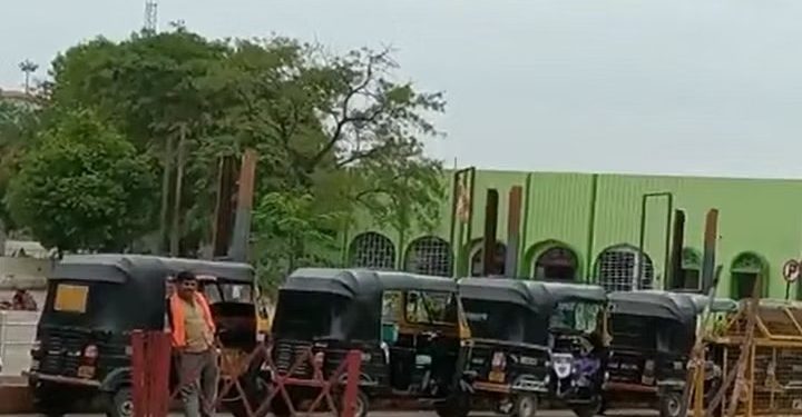 ریلوے اسٹیشن پر ہرا رنگ،بھگوا بریگیڈ آگ بگولا،اپنی سرکار کو دیا الٹی میٹم