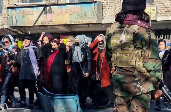 این جی اوز سے منسلک تمام خواتین کام کرنا بند کر دیں:طالبان