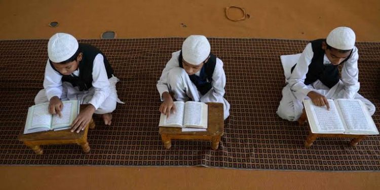 مدارس میں غیر مسلم طلبا ،جانچ کرانے کا حکم