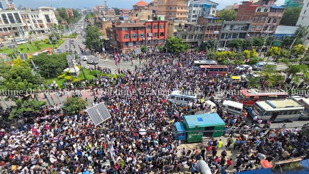 نیپال میں سوشل میڈیا پر بین کے خلاف سڑکوں پر وبال،مظاہرین پارلیمنٹ میں توڑپھوڑ ،اگ زنی ،متعدد ہلاک،کرفیو نافذ ،