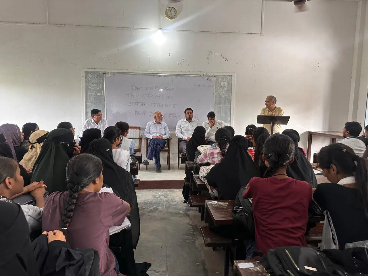 شبلی نیشنل کالج اعظم گڑھ کے شعبہ تاریخ میں "بھاشا اور تاریخ” پر خصوصی خطاب