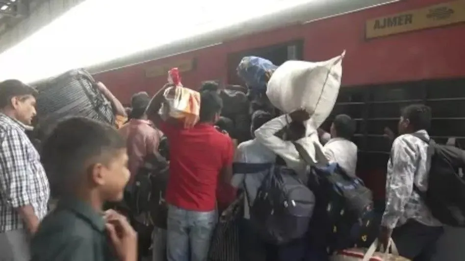 LPG Crisis Workers Crowd News