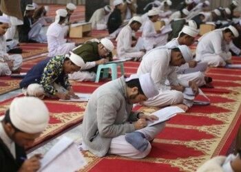 یوپی کے 558 مدارس میں مڈ ڈے میل کون کھا رہا ہے؟ چونکاتی گراؤنڈ رپورٹ