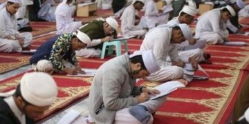 یوپی کے 558 مدارس میں مڈ ڈے میل کون کھا رہا ہے؟ چونکاتی گراؤنڈ رپورٹ