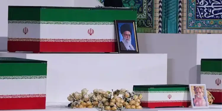علی خامنہ ای کے جنازے میں 14 ماہ کی پوتی کا چھوٹا تابوت دیکھ کر ہر آنکھ اشکبار