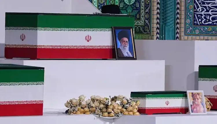 علی خامنہ ای کے جنازے میں 14 ماہ کی پوتی کا چھوٹا تابوت دیکھ کر ہر آنکھ اشکبار