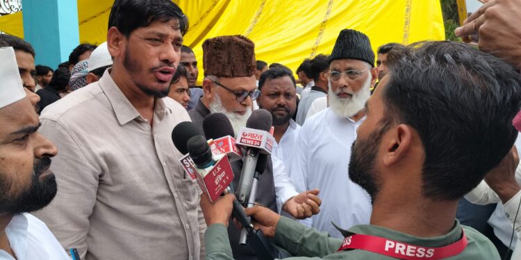 جوہر یونیورسٹی بحران: طلبہ کے دھرنے میں پہنچا جماعت اسلامی ہند کا وفد، گورنر سے مداخلت کی اپیل