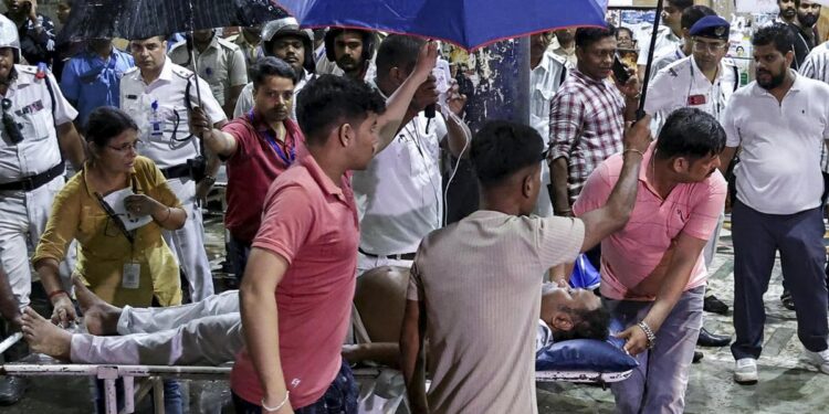 کولکاتا درگا پوجا پنڈال میں بھگدڑ، 19 افراد ہلاک؛ منتظمین سمیت 7 گرفتار